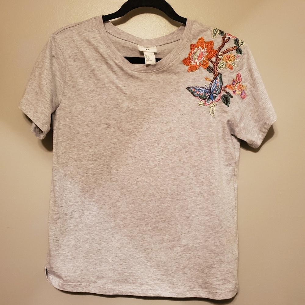 Embroidered shoulder t shirt